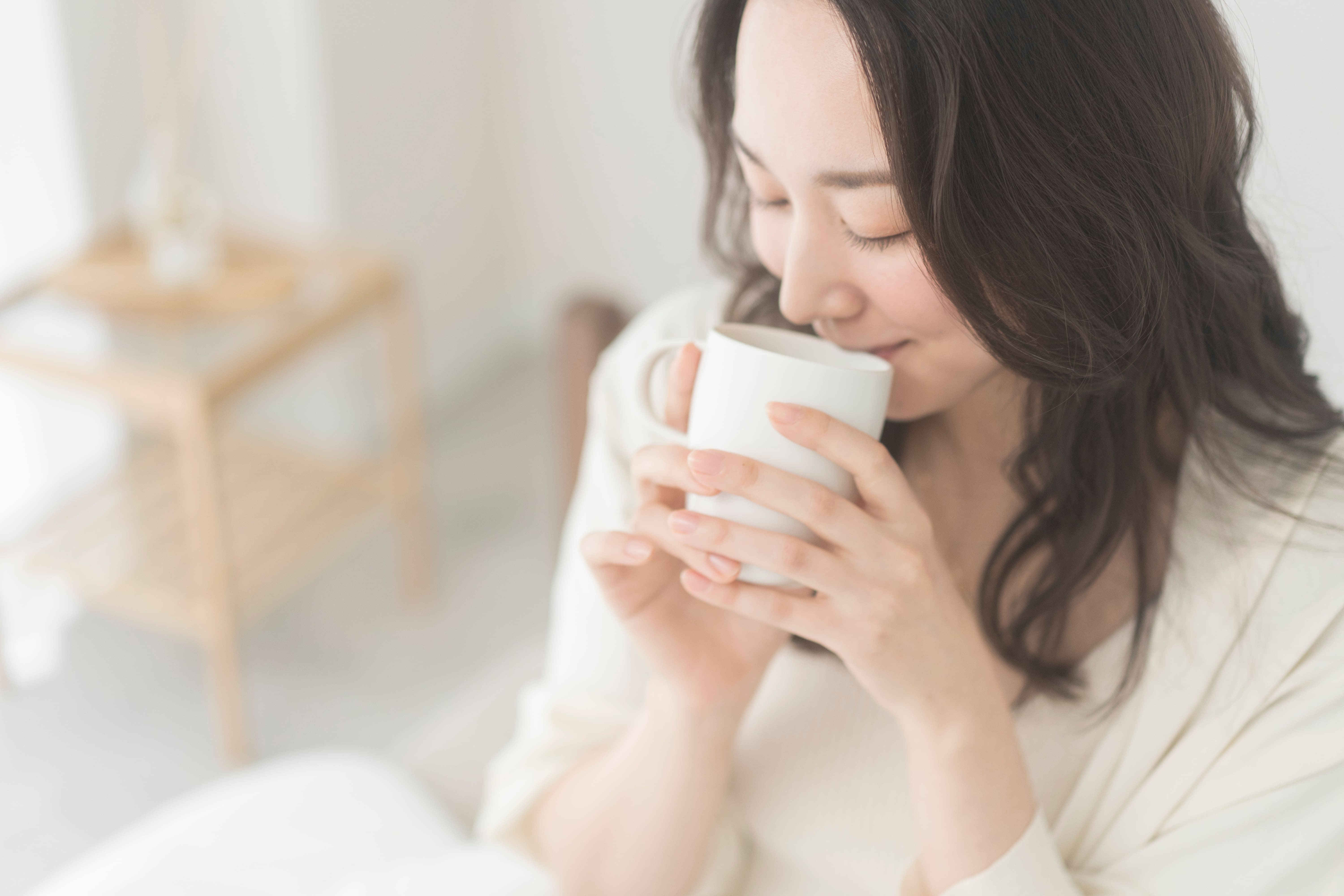 ヤーコン茶を飲む女性